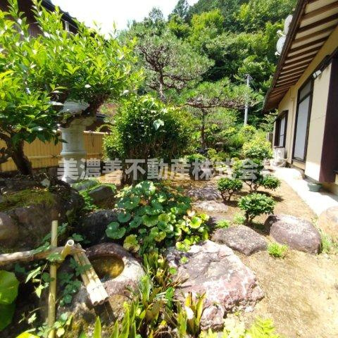 ６５３７５　岐阜市粟野西中古戸建の庭