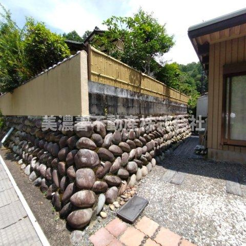 ６５３７５　岐阜市粟野西中古戸建の庭
