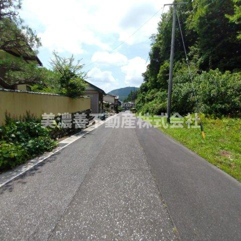 ６５３７５　岐阜市粟野西中古戸建の前面道路含む現地写真