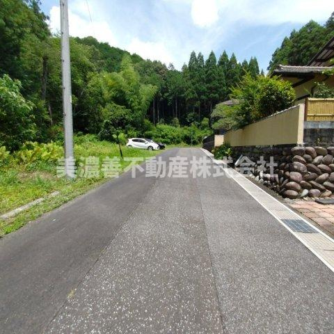 ６５３７５　岐阜市粟野西中古戸建の前面道路含む現地写真