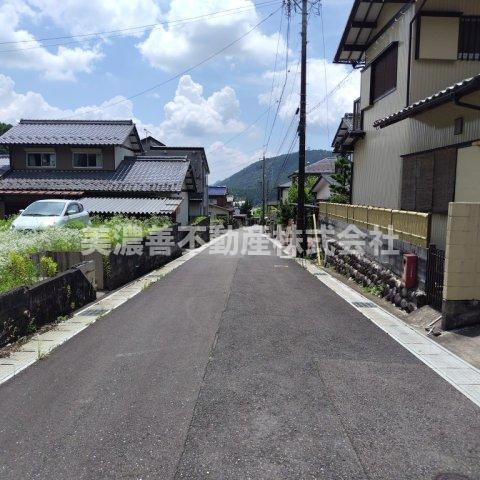 ６５３７５　岐阜市粟野西中古戸建の前面道路含む現地写真