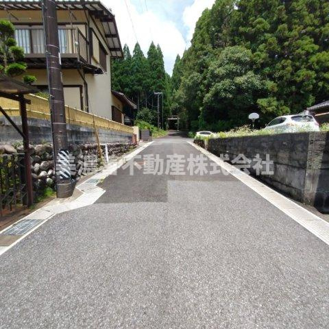 ６５３７５　岐阜市粟野西中古戸建の前面道路含む現地写真