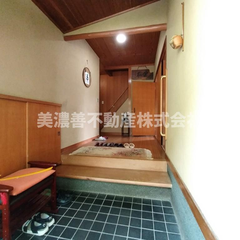 ６５３７５　岐阜市粟野西中古戸建の玄関