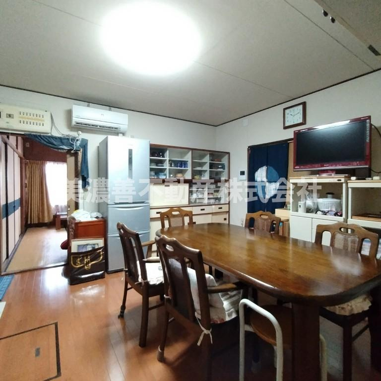 ６５３７５　岐阜市粟野西中古戸建の居間・リビング