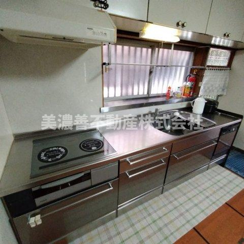 ６５３７５　岐阜市粟野西中古戸建のキッチン