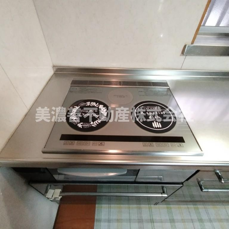 ６５３７５　岐阜市粟野西中古戸建のキッチン