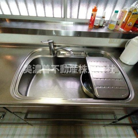 ６５３７５　岐阜市粟野西中古戸建のキッチン