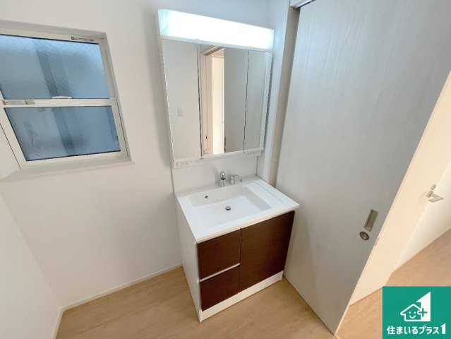 高槻市明野町　第5期　新築一戸建ての独立洗面台|清潔感のある洗面台です。フラットな鏡は掃除がしやすく毎日清潔！鏡裏には収納があるのでスッキリとした洗面台が保てます。