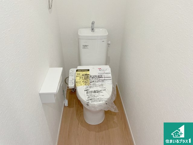 高槻市明野町　第5期　新築一戸建てのトイレ|1・2階の2ヶ所にあるので、朝の忙しい時間の順番待ちもなく、深夜の利用にも大変便利です。