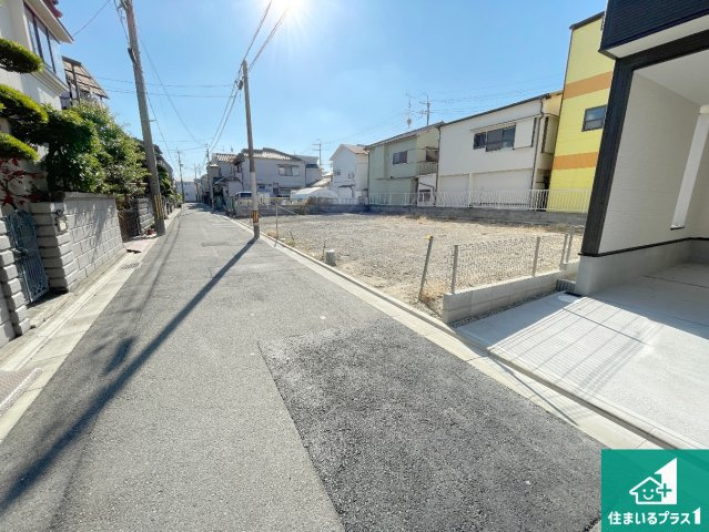 高槻市明野町　第5期　新築一戸建ての前面道路含む現地写真|周辺は閑静な住宅街！前面道路広々で車の出し入れも便利です。駐車が苦手な方でも安心して車庫入れできます！