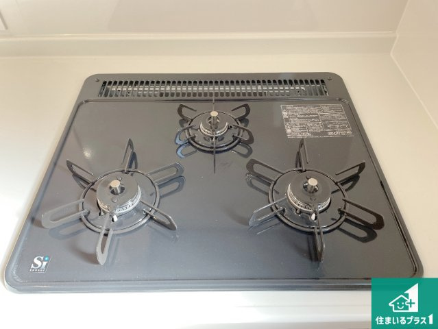 高槻市明野町　第5期　新築一戸建ての設備|ダブル高火力Ｓｉセンサー付きコンロ！３口あるので、まとめて料理をする時も大活躍！