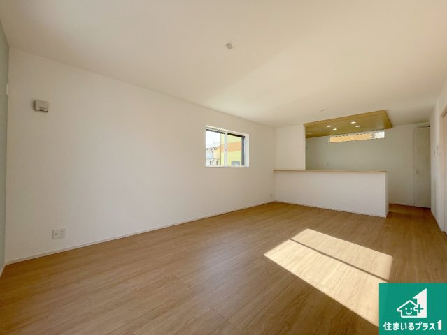 高槻市明野町　第5期　新築一戸建ての居間・リビング|日当たり良好の明るいリビングで朝の目覚めもスッキリできそう！対面キッチンでご家族のコミュニケーションも自然と増える設計！小さなお子様が遊ぶスペースを作っても広々とくつろげるLDK！