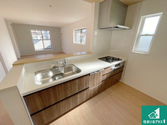 高槻市明野町　第5期　新築一戸建てのキッチン|リビングと統一感があり、使い勝手のいいキッチン。広々としているので、二人並んで作業が出来ちゃいます。お子様と一緒に色々なお料理に挑戦できるスペースがあります。