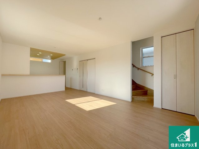 高槻市明野町　第5期　新築一戸建ての居間・リビング|シンプルなリビングは、観葉植物等のインテリアを楽しめますね！パパ好みにも、ママ好みにも家具次第で雰囲気を変えることができます！