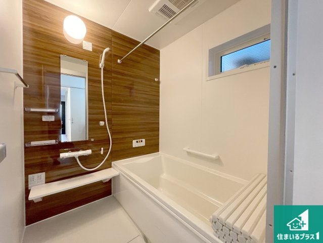 高槻市明野町　第5期　新築一戸建ての浴室|足をゆったり伸ばして寛げる浴槽です。窓が設けられていますので差し込む光が明るく穏やかな雰囲気にしてくれます♪浴室乾燥機も設置しているので、雨の日の洗濯物も安心です♪