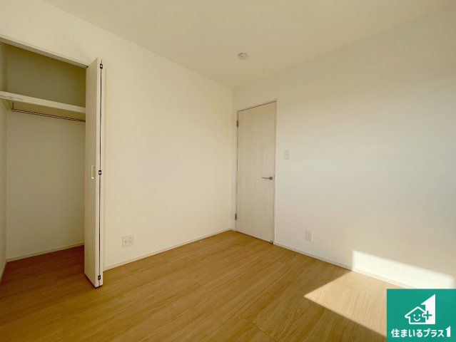 高槻市明野町　第5期　新築一戸建ての洋室|シンプルな洋室は、自分好みのインテリアが楽しめます♪ご家族とインテリアや家具を選びに行くのは新築購入時の醍醐味の一つです。ぜひお楽しみください♪