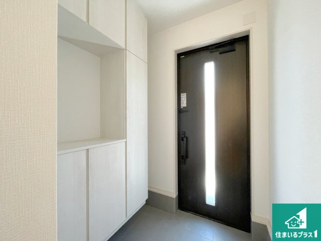 高槻市明野町　第5期　新築一戸建ての玄関|シューズボックスにはたくさんの靴が収納できるので玄関周りはいつもスッキリ！ご家族が増えても安心！