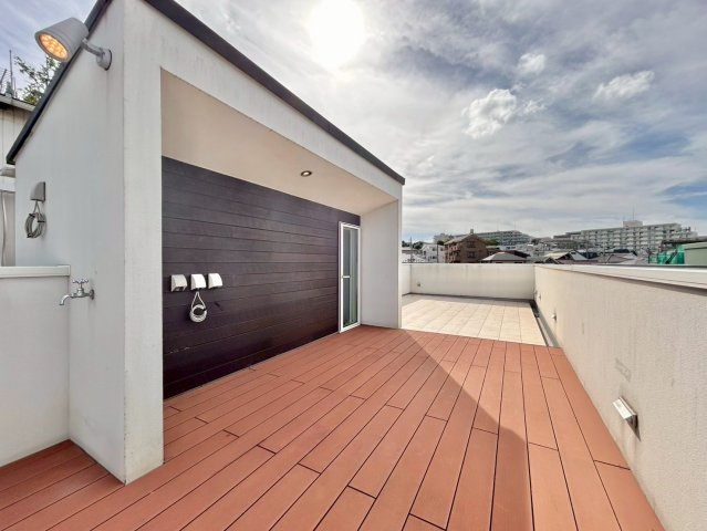 大田区上池台5丁目　中古戸建のバルコニー|お子様との天体観測や、お友達を招いてカフェスペースなど、空の下の心地良さを感じるルーフバルコニー！

ご内見希望・資料請求などお気軽にお問い合わせ下さい！
03-5990-5201