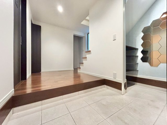 大田区上池台5丁目　中古戸建の玄関|収納力抜群のシューズインクローゼットなら、お手持ちのシューズをスッキリ収納！履きたい靴もすぐに見つける事ができます。

ご内見希望・資料請求などお気軽にお問い合わせ下さい！
03-5990-5201