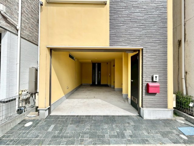 大田区上池台5丁目　中古戸建の駐車場|雨でも大切な車が濡れないビルトインガレージです。

ご内見希望・資料請求などお気軽にお問い合わせ下さい！
03-5990-5201