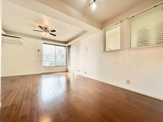 大田区上池台5丁目　中古戸建の居間・リビング|20帖の広いリビングはご家族が自然と集まる居心地の良い空間。

ご内見希望・資料請求などお気軽にお問い合わせ下さい！
03-5990-5201