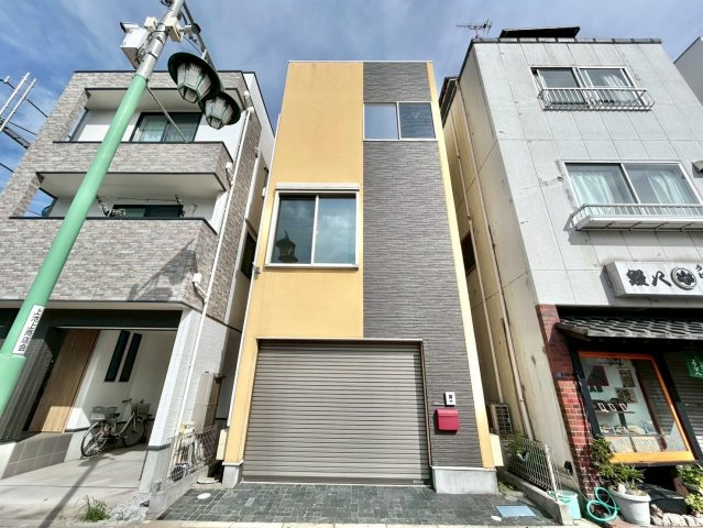 大田区上池台5丁目　中古戸建の外観|ツートンカラーのスタイリッシュな外観は堂々とした佇まい。

ご内見希望・資料請求などお気軽にお問い合わせ下さい！
03-5990-5201