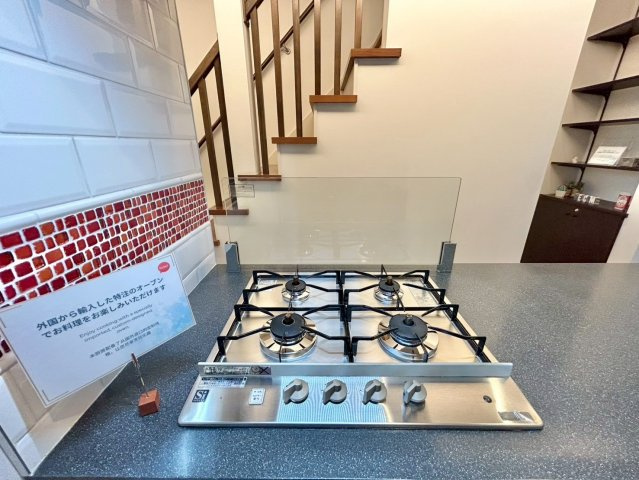 大田区上池台5丁目　中古戸建のキッチン|作った煮込み料理の鍋を置く場合など、コンロが4口あると重宝しますね。

ご内見希望・資料請求などお気軽にお問い合わせ下さい！
03-5990-5201