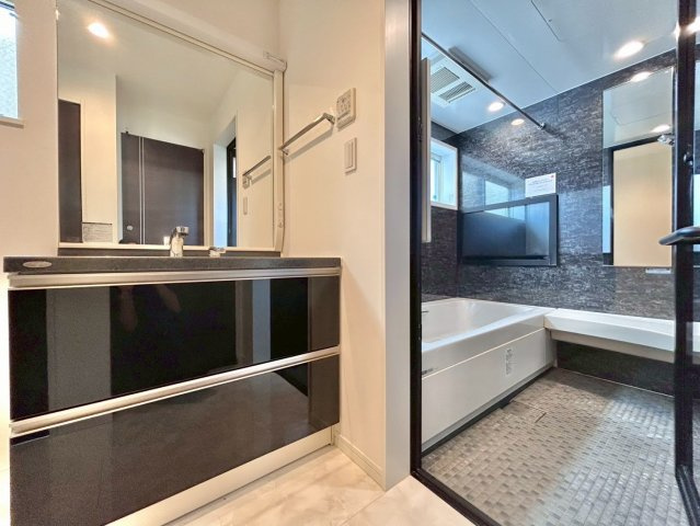 大田区上池台5丁目　中古戸建の洗面所|収納力のある実用性を兼ね備えた洗面化粧台です。

ご内見希望・資料請求などお気軽にお問い合わせ下さい！
03-5990-5201