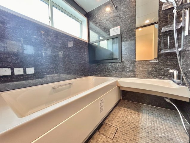 大田区上池台5丁目　中古戸建の浴室|日々の疲れを癒してくれるテレビを設置したお風呂です。自慢できるお風呂ですね！

ご内見希望・資料請求などお気軽にお問い合わせ下さい！
03-5990-5201