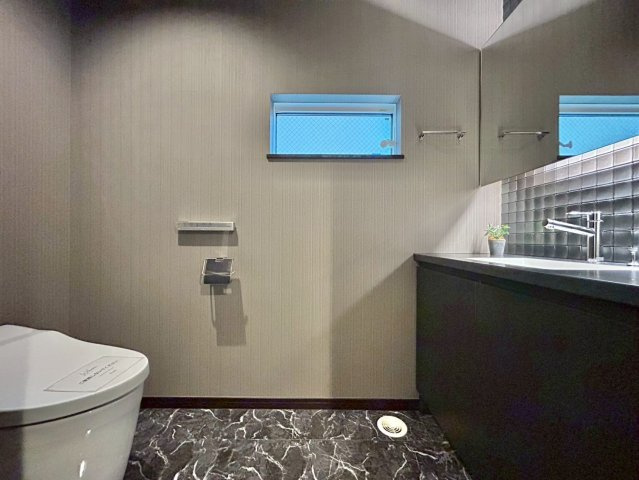 大田区上池台5丁目　中古戸建のトイレ|手洗い場を完備したタンクレスタイプを採用！収納も確保しているためペーパーなどの収納力有り！

ご内見希望・資料請求などお気軽にお問い合わせ下さい！
03-5990-5201