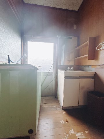 【中古戸建】前橋市上新田町の独立洗面台|通常より広いタイプの洗面所になっています。のびのびと使える洗面所には寒い冬にストーブをおいても邪魔になりません♪