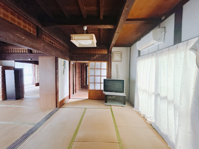 【中古戸建】前橋市上新田町の和室|和室を書斎にしたり、冬にはコタツを敷いて家族みんなで年越しをするのもいいですね。家族みんなのお気に入りの空間になります♪