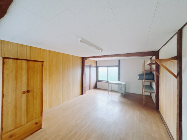【中古戸建】前橋市上新田町の洋室|「今日も一日お疲れ様」とご夫婦でゆったりくつろげる寝室。毎日の家事やお仕事に疲れた日はフカフカのベットで癒されてください。テレビや本棚をおいても快適な広さなのが自慢のお部屋です♪