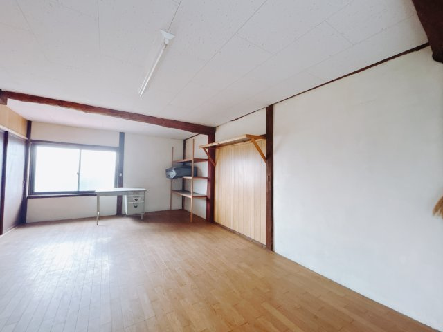 【中古戸建】前橋市上新田町の洋室|広い寝室ならインテリアも自由自在にお楽しみいただけます♪お外から帰ってきた後は寝室でゆっくり自分の時間をお過ごしください。