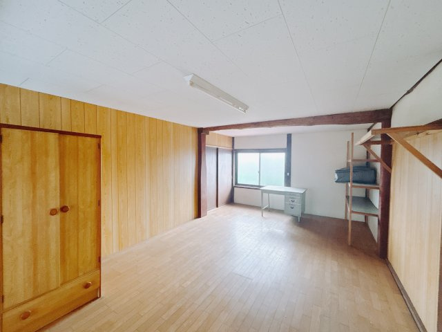 【中古戸建】前橋市上新田町の洋室|ダブルベッドを置いても充分な広さを2Ｆのお部屋に設けております。お子様と家族みんなで寝るのも夢じゃありません♪窓からは光が差し込むので日中でも明るいお部屋です。