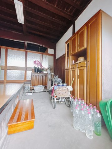 【中古戸建】前橋市上新田町の玄関|毎日の「いってらっしゃい」や「お帰りなさい」を大切なご家族と過ごす玄関は〈使いやすさ〉を追求しております。玄関横の物入は急な来客時でもさっとお片付けできるスペースを確保しています。