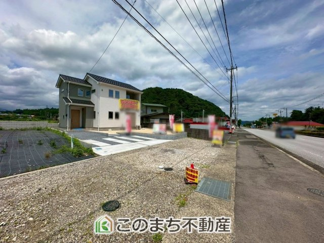 いろどりアイタウン日光市瀬尾22-P3　4号棟の前面道路含む現地写真|前面道路は広々としてます！運転が苦手な方でもお車の出し入れ簡単で安心です☆

