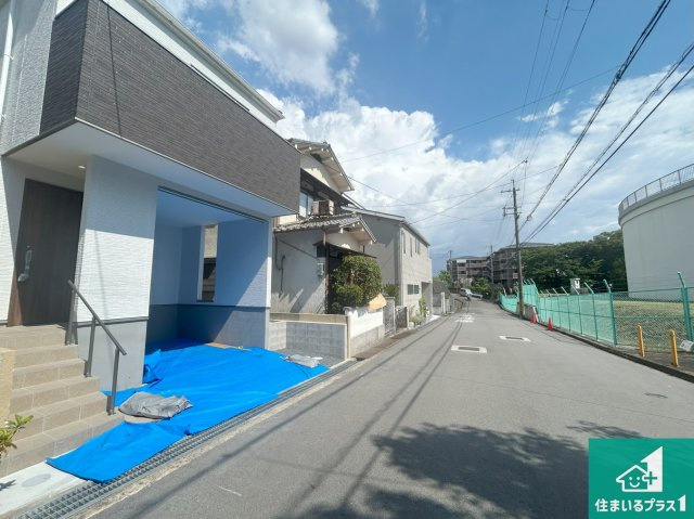 高槻市氷室町　第2期　新築一戸建ての前面道路含む現地写真|周辺は閑静な住宅街！前面道路広々で車の出し入れも便利です。駐車が苦手な方でも安心して車庫入れできます！