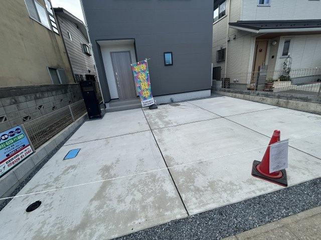 新築　高崎市並榎町24-1期　LIGNAGE　１号棟の駐車場|現地写真　駐車スペースは並列2～3台分可能です！
