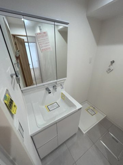 【独立洗面台】 | ハイラーク上大岡 | 鏡の裏に収納スペースがあるため、歯ブラシや化粧水といった小物を鏡裏に隠せることで、生活感が出にくくスタイリッシュに見えます。