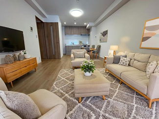 【居間・リビング】 | ハイラーク上大岡 | リビング家具配置例（バーチャルステージングのため家具付き販売ではありません。）