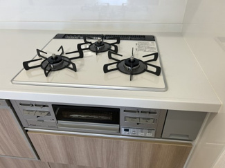 【その他】 | ハイラーク上大岡 | 3口ガスコンロは同時進行でいくつもの調理を進めることができるので時短になります。