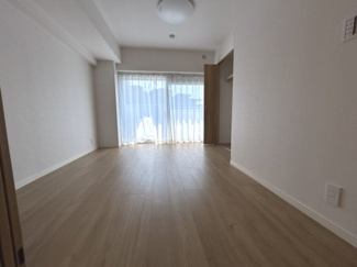 【洋室】 | ハイラーク上大岡 | 日当たり良好で明るい洋室です。