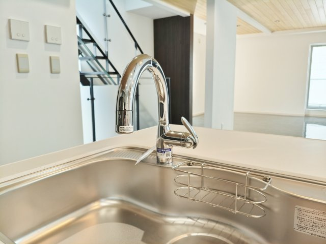 練馬区高松4丁目のキッチン|タッチレス水栓
水栓部分を触らずに手を洗うことができるので衛生的に使用でき、使用頻度の高いキッチン水栓では家事効率もUPいたします