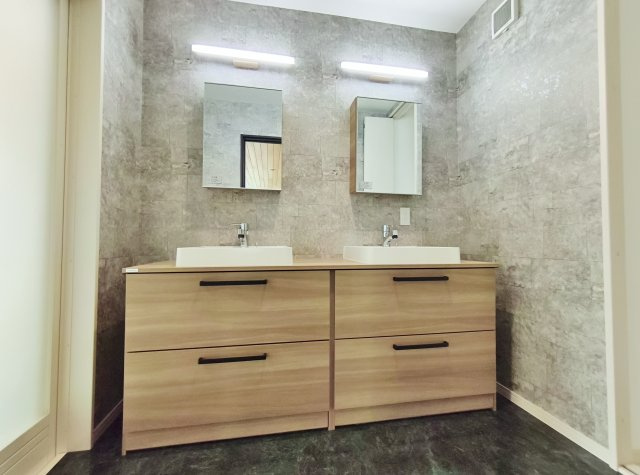 練馬区高松4丁目の洗面所|使い勝手も良いお洒落なダブルボウルの洗面室
収納力もありスッキリとお使いいただけます
洗面室は2.5帖の広々スペース