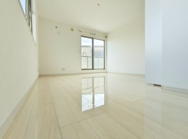 練馬区高松4丁目の洋室|3階9.0帖洋室
プライベート空間は広さをしっかりと確保し快適な空間
全室7帖以上
大型収納付きです