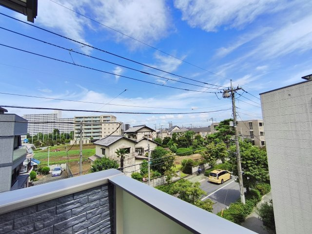 練馬区高松4丁目の展望|3階バルコニーからの眺望
気持ちの良い青空が望めるバルコニー
陽当り良好でお洗濯物もしっかりと乾きます