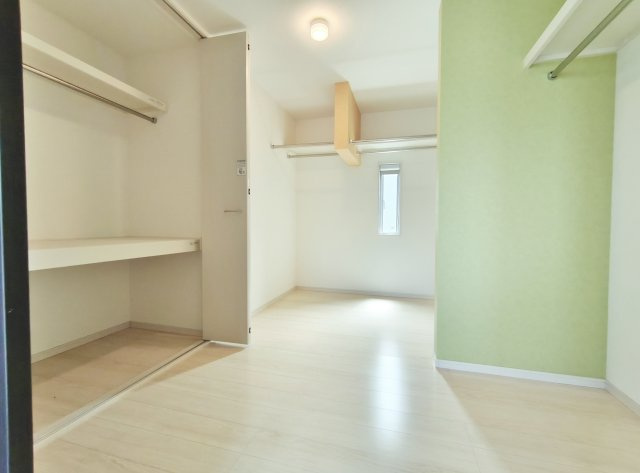 練馬区高松4丁目の収納|3階6.0帖ファミリークローゼット
3階にはファミリークローゼットもございます
各居室以外にも大型の収納付きです