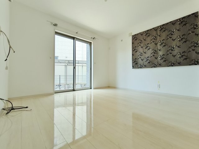 練馬区高松4丁目の洋室|1階7.0帖洋室
角地に面しているので1階居室にも暖かな光と気持ちの良い風が届きます