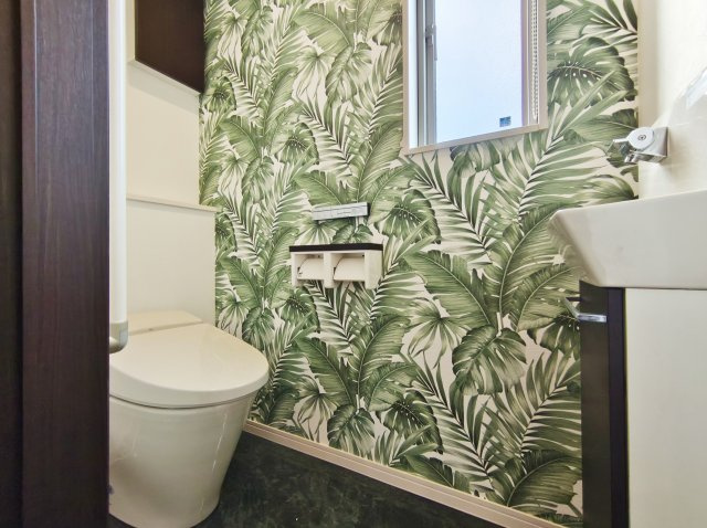 練馬区高松4丁目のトイレ|トイレは1階・2階・3階と各階にございます
温水洗浄暖房便座機能付き
手洗いカウンター付です